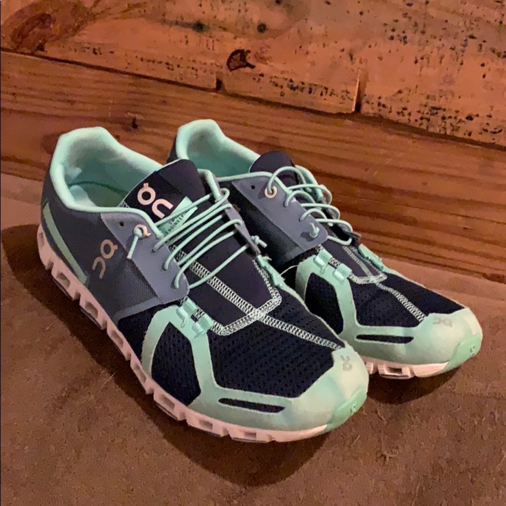 On Running Women’s Cloud Mesh Trainers